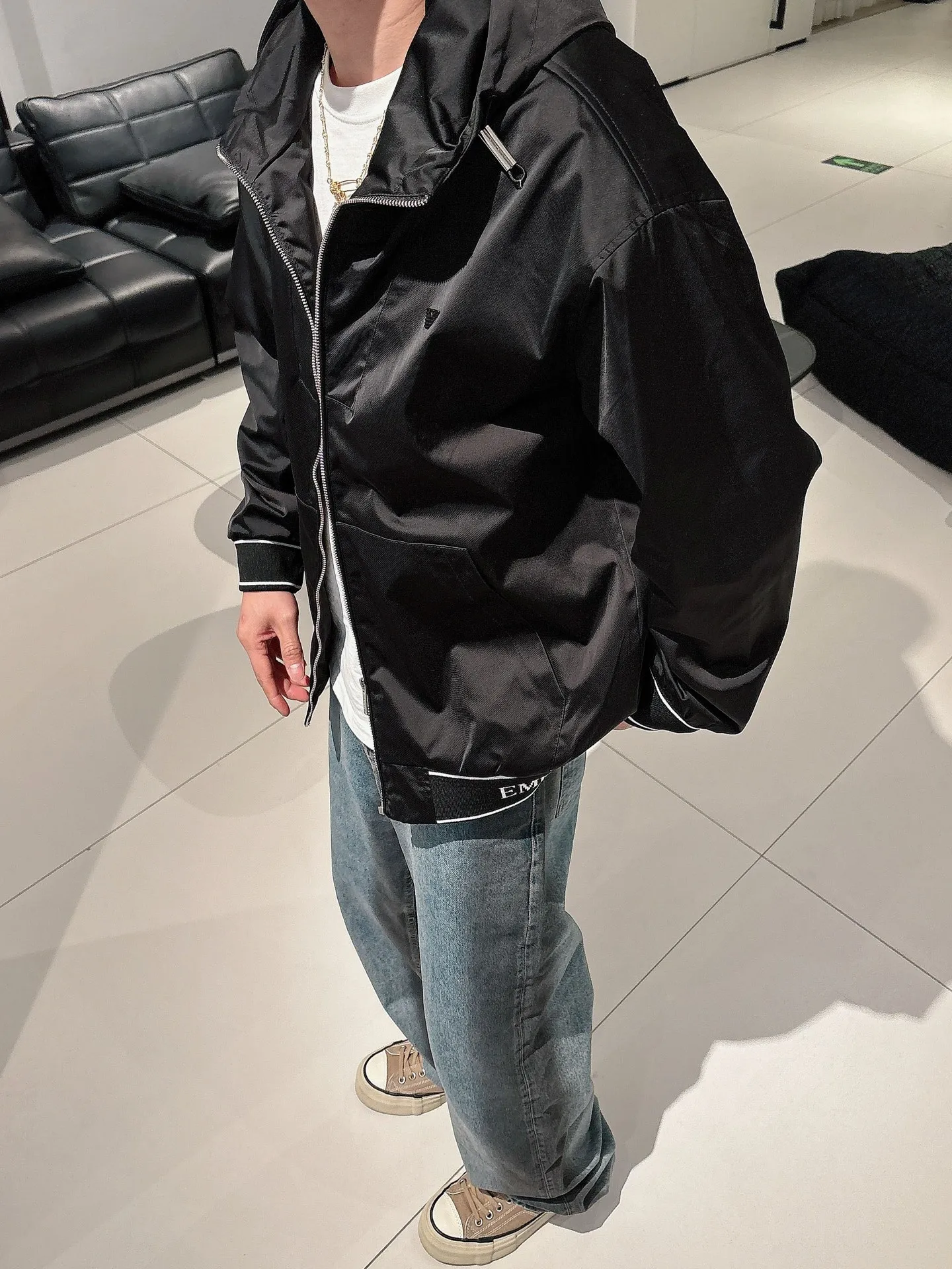 Armani official website Same Style, complete with three labels, on sale in advance. 2026 Autumn and Winter New Arrival men's jacket, Original with complete three labels, Premium version. Custom-made fabrics at the counter. Breathable, high comfort, impeccable details, brand element design concept, reflecting high quality. It feels delicate and soft, presents a casual cut, and has a great upper body shape. Sizes: M～3XL,